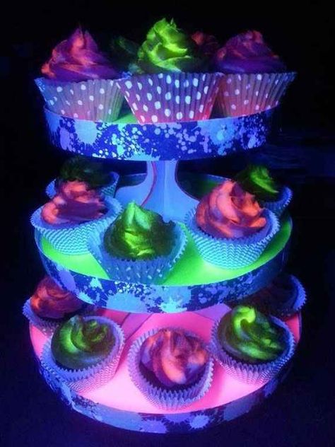 How To Throw The Most Epic Dance Party Ever. I'm pretty sure I want to throw my daughter a glow in the dark party/sleepover. I've found so many cute ideas. Dark Cupcakes, Glow In The Dark Cupcakes, Glow In The Dark Cake, Neon Cupcakes, Dark Cake, Glow In Dark Party, Kid Foods, Neon Birthday Party, Biscuits Diététiques