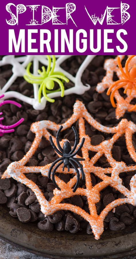 An easy Halloween treat - edible spider web meringues! Display these spider webs with plastic spider rings for a spooky look! Edible Spider Web, Gluten Foods, Gluten Free Halloween Food, Spider Treats, Spider Rings, Gluten Free Halloween, Look Halloween, Study Snacks, Halloween Themed Food