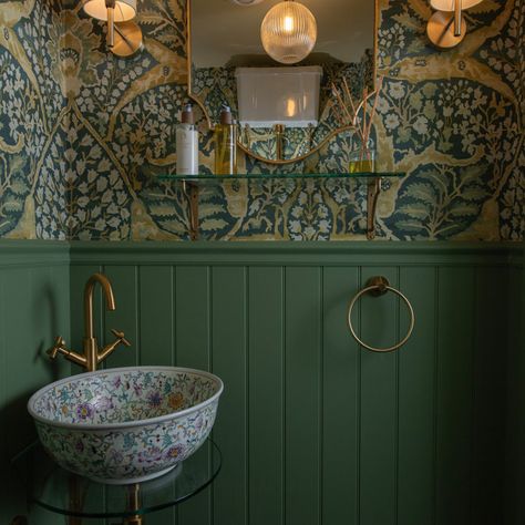 75 Beautiful Green Powder Room Ideas & Designs - August 2024 | Houzz AU English Country Powder Room, Green Powder Room Ideas, English Summer Garden, Green Powder Room, Transitional Powder Room, Cloakroom Toilet, Powder Room Ideas, Powder Room Remodel, Toilet Room Decor