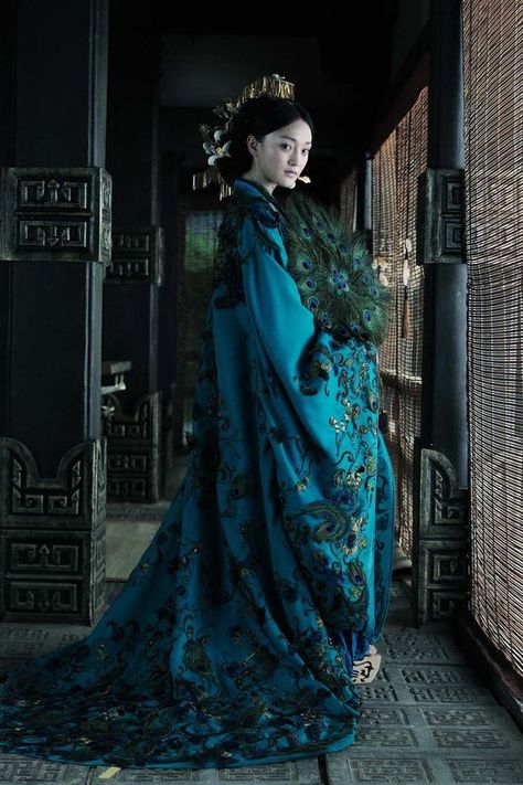 Designer unknown Ancient Clothes, Chinese Clothes, Chinese Traditional Dress, Asian Inspiration, Flowing Dress, Chinese Traditional, Traditional Fashion, Chinese Clothing, Peacock Feathers