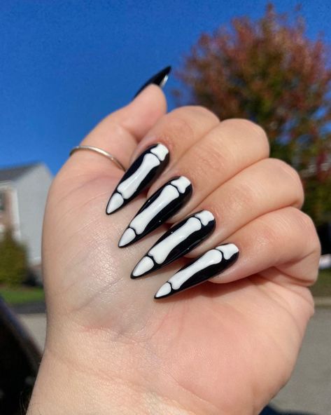 Pittsburgh Nail Salon on Instagram: “Of course I had to do these 💀✨ - - - #skeletonnails #pittsburghartgallery #halloweennailsdesign #bonenails #nails” Halloween Nails Skeleton, Simple Halloween Nails Coffin, Diy Halloween Nails Easy, Nails Skeleton, Skeleton Nails, Viral Nails, Fall Halloween Nails, Nails Goth, Goth Nails