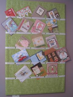 DIY Card Display Board Birthday Card Display Ideas, Diy Card Display, Mother's Day Thoughts, Diy Bulletin Board, Greeting Card Display, Old Greeting Cards, Kiwi Lane, Homemade Greeting Cards, Display Banners