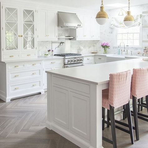 These gorgeous white kitchen ideas range from modern to farmhouse and all in… White Kitchen Interior Design, Gorgeous White Kitchen, Peninsula Kitchen, White Kitchen Interior, Organizers Kitchen, Kitchen Organizers, Organizer Kitchen, Paint Kitchen, Organization Kitchen