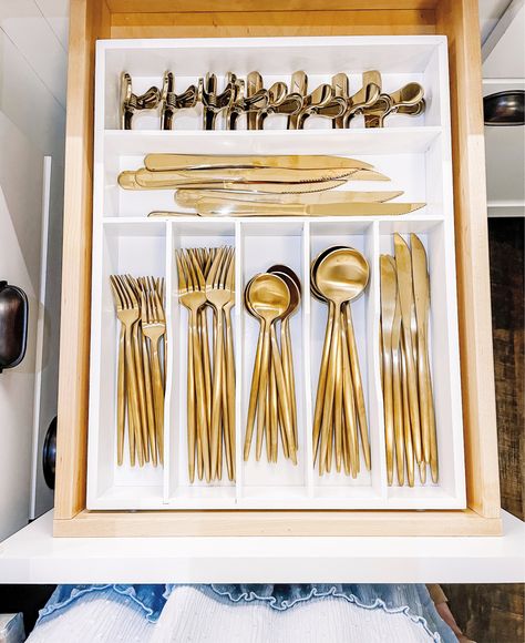 Gold Cutlery Drawer Organization, White And Gold Kitchen Utensils, White And Gold Kitchen Accessories, Gray And Gold Kitchen, Bamboo Kitchen Decor, White And Gold Kitchen Decor, Gold Steak, Gold Kitchen Utensils, White Kitchen Utensils