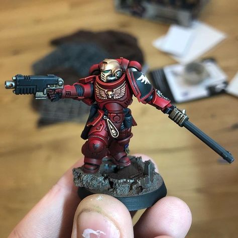 @novus_sanguine • Instagram photos and videos Warhammer 40k Blood Angels, Marine Paint, Warhammer Miniatures, Warhammer 40k Figures, Warhammer Figures, Warhammer Paint, Salamanders, Hobbies For Men, Warhammer 40k Art