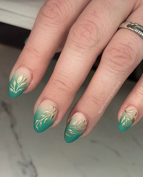 Posted by Zoe Scott: Welcome to a journey of color and creativity, where we explore thirty stunning nail designs combining the elegance of emerald green and gold. This pos... Gold Nail Ideas, Ivory Nails, Emerald Green And Gold, Coordinates Jewelry, Gold Nail Designs, Stunning Nail Designs, Green Polish, Elegant Nail Designs, Nail Pops