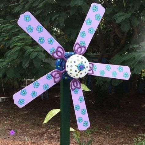 Ceiling Fan Crafts, Dragonfly Yard Art, Recycled Garden Planters, Garden Planter Ideas, Shabby Chic Diy Projects, Unique Garden Decor, Plant Pot Diy, Recycled Garden, Planter Ideas