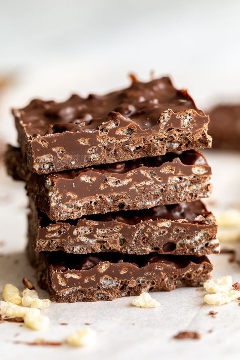 These Homemade Crunch Bars are made with just 3 simple ingredients and they're so ridiculously easy to throw together! Homemade Crunch Bars, Healthy Crunchy Snacks, Crunchy Snacks, Vegan Candy, 3 Ingredient Desserts, Crunch Bars, Vegan Candies, Crunch Bar, Crunchy Snack