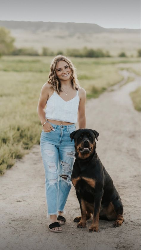 Senior Picture Ideas Dog, Dog Senior Pictures, Senior Picture Ideas With Dogs, Senior Pictures With Dogs, Senior Picture Ideas Country, Western Senior Pictures Outfit, Western Senior Picture Ideas, Girls Senior Portraits, Cowgirl Senior Pictures