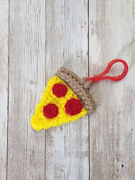 FREE Crochet Pattern: Pizza Slice Keychain - The Pointed Hat Crochet Pizza, Crochet Patterns Free Beginner, Crochet Fruit, Crochet Keychain Pattern, Crochet Goodies, Crochet Winter, Red Yarn, Yarn Tail, Pizza Slice