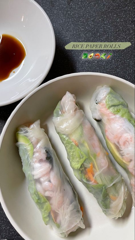 fun easy dinner activties, rice paper rolls, summer rolls, salad Rice Paper Salad Rolls, Rice Paper Rolls Aesthetic, Homemade Rice Paper, Rice Paper Salad, Salad Roll, Menu Diet, Rice Rolls, Salad Rolls, Rice Paper Rolls