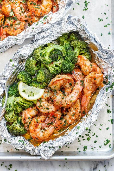 Shrimp and Broccoli Foil Packs with Garlic Lemon Butter Sauce - #shrimp #broccoli #lowcarb #eatwell101 #recipe - Whip up a super tasty meal in under 30 minutes! - #recipe by #eatwell101® Shrimp And Broccoli Foil Packs, Garlic Lemon Butter Sauce, Shrimp Broccoli, Pescatarian Diet, Foil Packs, Shrimp And Broccoli, Lemon Butter Sauce, Pescatarian Recipes, Diet Vegetarian