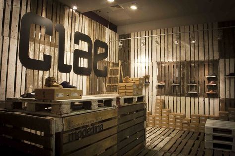 Clae Pop-up Shop / mode:lina architekci Temporary Store, Pallet Designs, Pallet Creations, Recycled Pallets, Retail Store Design, Sushi Bar, Retail Design Blog, Retail Interior, Pop Up Stores