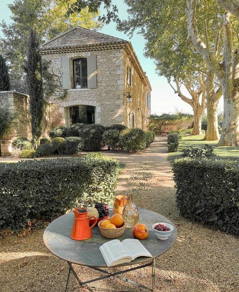 Italy Countryside, Provence House, Mediterranean Aesthetic, French Summer, Italian House, Countryside Vacation, Provence Style, Italian Countryside, Italian Villa