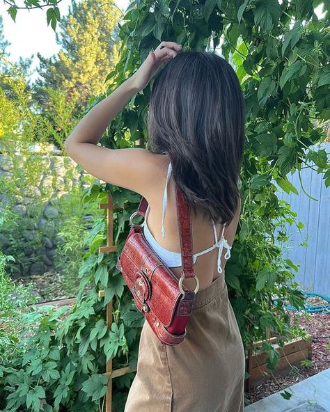 Grace Brinkly Hair, Grace Brinkly, Autumn Grace Hair, Gabriela Bee Hair, Grace Charis Selfie Picture, Hair Looks, Camera Bag, Satchel, Summer Fashion