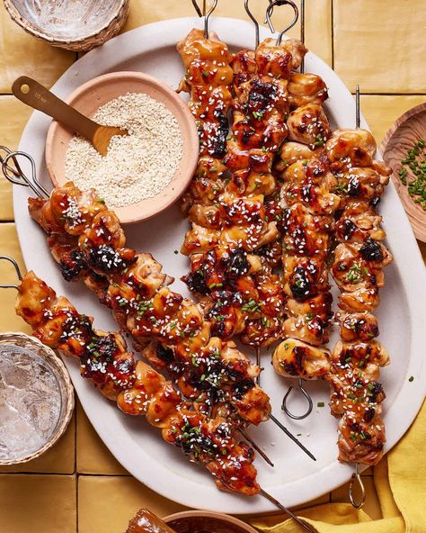 There is no dish more tender and flavorful than grilled chicken that's marinated in a delicious sauce and grilled to perfection. These are the Ultimate Blackstone Chicken Skewers, Skewers On The Grill, Kalejunkie Recipes, Skewered Chicken, Granola Dessert, Bbq Feast, Crunchy Food, Summertime Food, Teriyaki Chicken Skewers