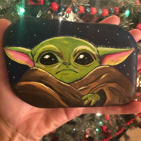 RockinBarb Hand Painted Rocks on Instagram: “I can finally share my baby yoda rock I painted for my nephews for Christmas!  Cute, he is!  Can’t wait for the next episode of the…” Yoda Painted Rock, Star Wars Rock Painting Ideas, Star Wars Painted Rocks, Hot Cocoa Ideas, Yoda Painting, Cute Christmas Crafts, Christmas Rock Painting Ideas, Christmas Rock Painting, Star Wars Painting