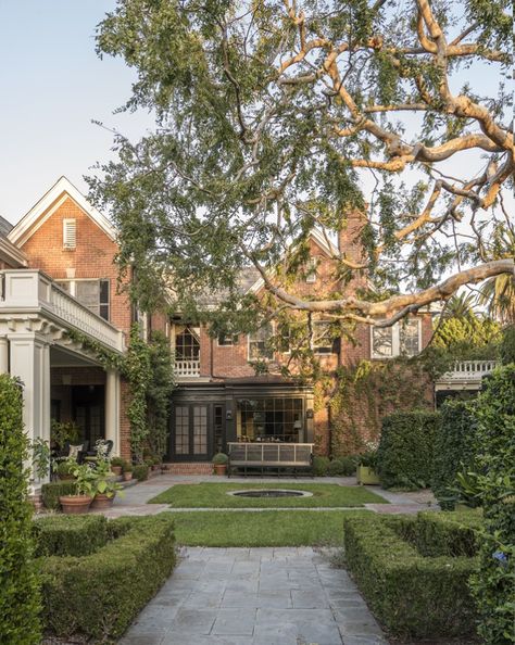 Los Angeles House Exterior, Los Angeles Homes Exterior, Los Angeles Apartment, Los Angeles House, Cottage Core House, Chambre Inspo, Los Angeles Interior Design, Casa Loft, Toluca Lake