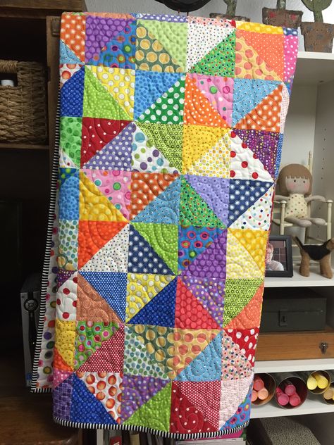 Ellie's polka dot quilt. April 2016 Polka Dot Quilts Pattern, Polka Dot Quilts Ideas, Polka Dot Quilts, Colchas Quilting, Half Square Triangle Quilts Pattern, Triangle Quilts, Scrappy Quilt Patterns, Half Square Triangle Quilts, Baby Quilt Patterns