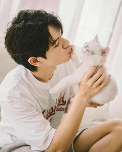 Movie Industry, Anatomy Poses, Cat Pose, Ulzzang Boy, Action Poses, Noragami, Chinese Drama, Pose Reference Photo, Wang Yibo