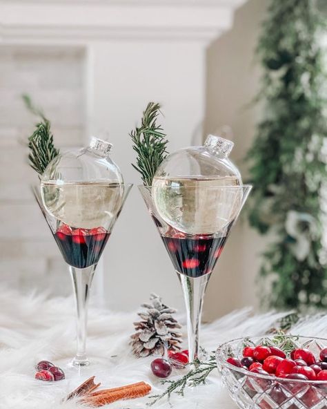 Martini Party, Aromatic Bitters, Xmas Dinner, Christmas Memes, Christmas Cocktail, Christmas Entertaining, Holiday Eating, Frozen Cranberries, Winter Drinks