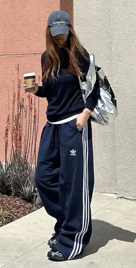 Addidas Outfit Street Style, Adidas Pants Woman, Oversized Track Pants Outfit, Copenhagen Style Summer 2023, Fall Winter 2024 Fashion Trends Street Style, Jogging Adidas Outfit, Wide Leg Adidas Pants Outfit, Trackpant Outfit Street Style, Adidas Track Pants Outfit Aesthetic