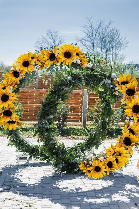 Photo Area For Wedding, Sunflower Arch, Sunflowers Birthday, Haldi Ideas, Sunflower Wedding Centerpieces, Wedding Church Decor, Blue Wedding Decorations, Sunflower Theme, Sunflower Themed Wedding