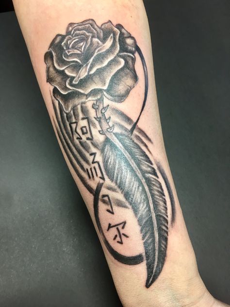 Feather & Rose Tattoo #tattoourosh #tattoo #feathertattoo #vrtnicatattoo #tetoviranje #tetovaza Tattoo With Feathers, Feather Tattoo For Men, Feathers Tattoo, Feather Tattoo Arm, Small Feather Tattoo, Indian Feather Tattoos, Types Of Feathers, Skull Rose Tattoos, Barber Tattoo