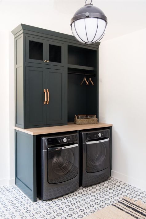 Armoire Entree, House Laundry Room, Laundry Room/mud Room, Green Laundry, Dream Laundry Room, Mudroom Laundry Room, Laundry Room Layouts, Laundry Room Renovation, Modern Laundry Rooms