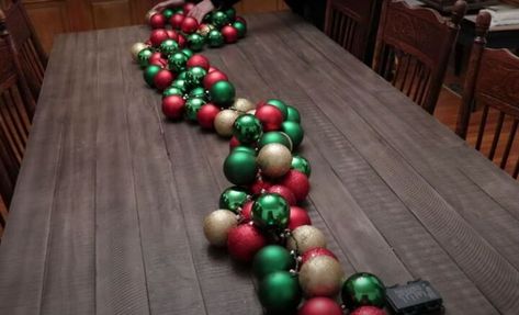 Diy Ornament Garland, Ornament Garland Diy, Christmas Tree Bulbs, How To Make Garland, Lighted Centerpieces, Diy Ornament, Ornament Garland, Garland Diy, Christmas Table Centerpieces