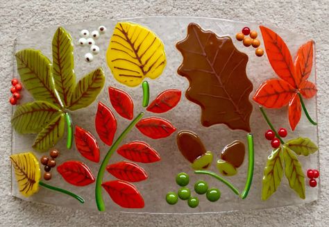 Fused glass - Autumn leaves Fused Glass Holiday Plates, Fused Glass Fall Leaves, Stained Glass Autumn Leaves, Autumn Fused Glass Ideas, Fused Glass Leaves, Fused Glass Fall Ideas, Halloween Fused Glass Ideas, Fall Fused Glass Ideas, Fused Glass Wall Art