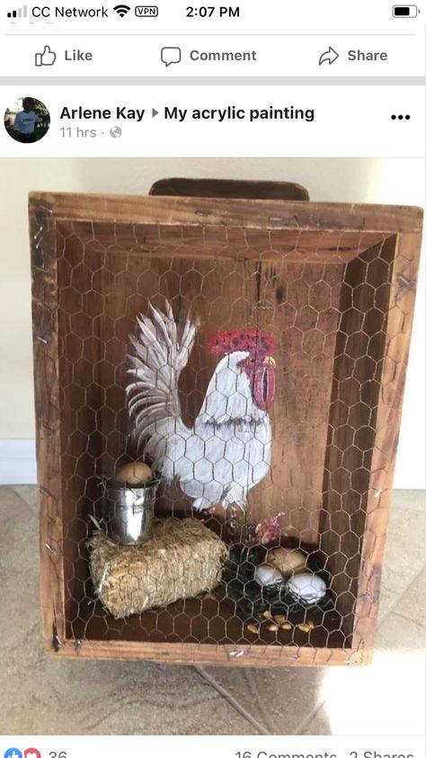 Diy Rooster Decor, Chicken Decor Diy, Charger Plate Crafts, Chicken Kitchen Decor, Chicken Wire Art, Chicken Wire Crafts, Farm Animal Crafts, Chicken Crafts, Barn Wood Crafts