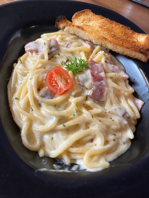 Keshini Resto Blitar | pasta, carbonara sauce, milk, smoked beef, mushroom, and croutons Beef Mushroom, Carbonara Sauce, Pasta Carbonara, Carbonara Pasta, Smoked Beef, Spaghetti Pasta, European Food, Croutons, Ravioli