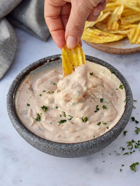 This classic homemade vegan French onion dip is a deliciously creamy, tangy combination of homemade vegan sour cream, caramelized onions, and several seasonings. The result is a vegan onion dip worthy of chips, veggies, and even use as a condiment! No dairy, no MSG, and super simple to make in just three steps! French Onion Dip Easy, Vegan Superbowl Snacks, Vegan Dip Recipes, Ella Vegan, Vegan Super Bowl, Vegan Christmas Dinner, Vegan Dips, Dip Easy, Vegan French