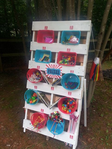 Pallet Carnival Games, Carnival Prize Display, Prize Table Display, Carnival Prize Booth, Carnival Prizes Ideas, Prize Display, Prize Booth, Halloween Crafts Diy Projects, Lucky Ducky