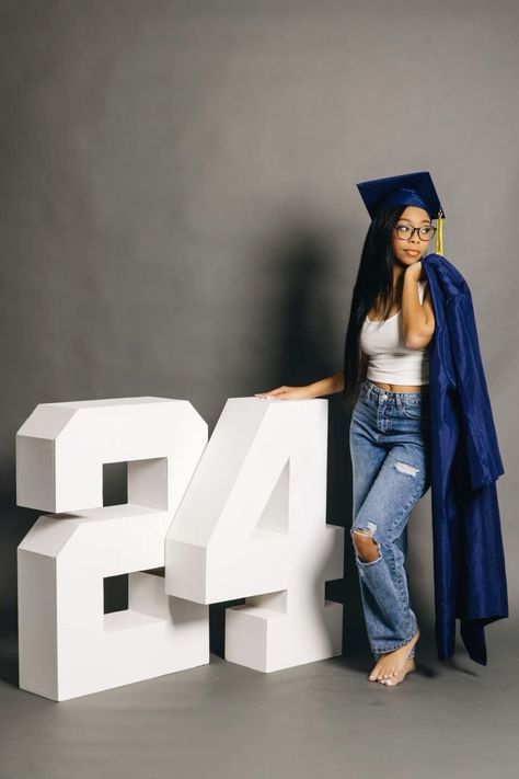 Cap And Gown Senior Pictures, High School Graduation Pictures, Senior Portrait Outfits, Cap And Gown Pictures, Senior Photoshoot Poses, College Graduation Photoshoot, College Graduation Pictures Poses, Graduation Photography Poses, Senior Photo Outfits