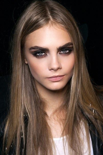 Cara Delevingne smokey eye Smokey Eyes Nero, Cara Delevingne Hair, Kaya Scodelario, Beauty Make-up, Evening Makeup, Black Makeup, Phoebe Tonkin, Trendy Makeup, Smokey Eyes