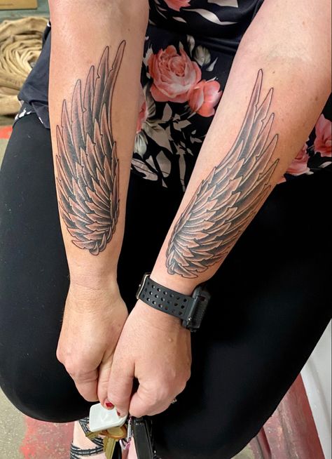 Half Angel Wings Half Flowers Tattoo, Forearm Wing Tattoo Women, Angel Wing Forearm Tattoo, Tato Eyes, Angel Wing Tattoo On Arm, Angel Wings Tattoo Forearm, Gg Tattoo, Forearm Wing Tattoo, Vacation Tattoos