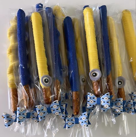 Minion chocolate covered pretzels 💛 Minion Pretzel Rods, Minion Dessert Table, Minion Treats Ideas, Minion Pretzels, Minions Desserts, Minion Treats, Minion Cake Pops, Oreo Ideas, Chocolate Pretzel Rods