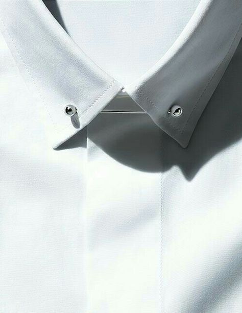 Menswear Details, Der Gentleman, Collar Pin, It Shirt, Collar Pins, Shirt Detail, Style Minimaliste, Gentleman Style, Inspiration Mode