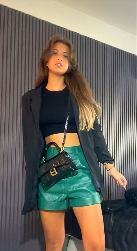 Short Verde, Short Blazer, Aesthetic Ootd, Green Blazer, Balenciaga Bag, Blazer And Shorts, Blazer Black, Green Shorts, Black Blazers