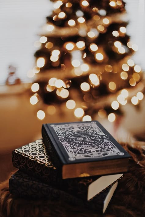 oh-thebookfeels:“A very merry bookish Christmas.(Books by @cassandraclare)bookstagram | facebook | twitter | blog |” New York Noel, Spring Wallpaper Aesthetic, Bookish Christmas, Book Flatlay, Wallpaper Books, Bookstagram Ideas, Christmas Reading, Christmas Aesthetic Wallpaper, Winter Books