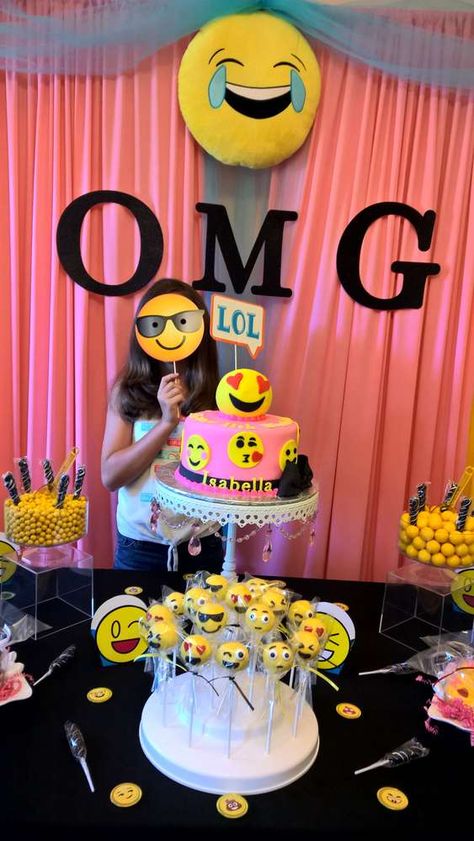 Emoji Party Ideas Decoration, Pre Teen Birthday Party Ideas, Girls Emoji Birthday Party, Emoji Party Ideas, Emoji Birthday Party Ideas, Emoji Party Decorations, Birthday Emoji, Emoji Ideas, Emoji Cake