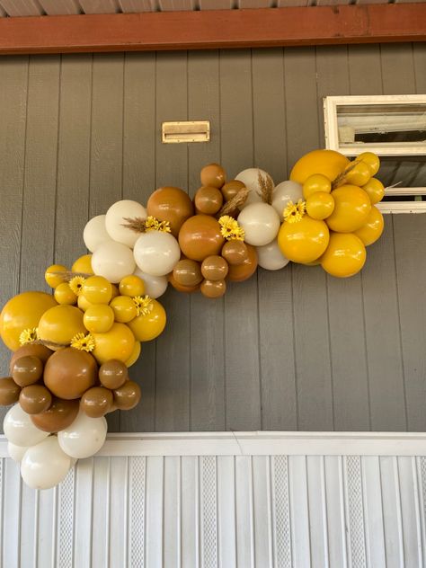 Yellow And Brown Balloon Garland, Sunflower Balloon Arch, Bee Balloon Arch, Sunflower Balloon Garland, Sunflower Balloons, Sunflower Party Themes, Prom Balloons, Balloon Colors, Sunshine First Birthday