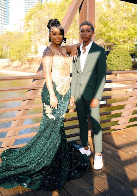 Arabian Nights Prom Dress, Green And Gold Prom, Couple Prom Outfits, Poses For Dance, Poses For Prom, Prom Suit And Dress, Prom Suit Ideas, Prom Couples Outfits, Prom Photo Shoot