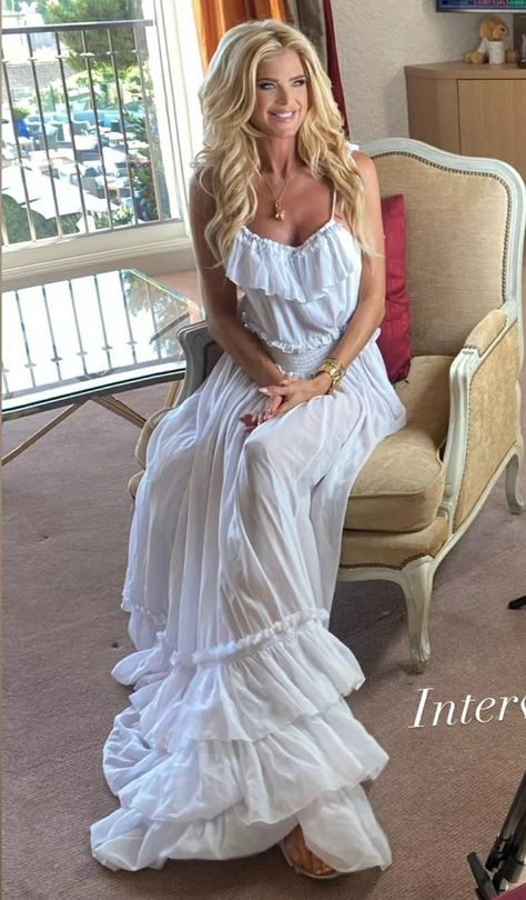 Victoria Silvstedt - Instagram Victoria Silverstedt 90s, Victoria Silverstedt, Victoria Silvstedt, Top Models, Classic Beauty, Top Model, White Dress, Actresses, Models