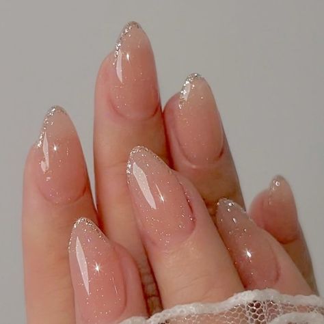 Almond Nails With Silver Design, Nail Shape Almond Short, Nail Inspiration Vacation, Almond Nail Shaping, Chrome Tips Almond Nails, Nail Inspo Simple Almond, Champagne Almond Nails, Almond Pink Nails Design, Simple Nail Ideas Almond Shape