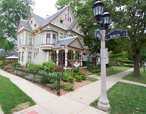 Small Victorian Homes, Victorian Houses For Sale, 50s Home, Lead Glass, Crown Moldings, Side Yards, Old Houses For Sale, Professional Landscaping, Bright Kitchens