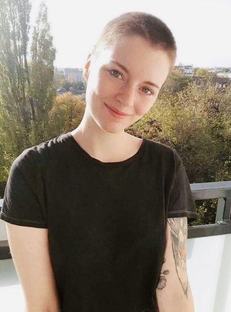 🪑Pretty girl, wearing a huge smile and a surprise summer buzz-cut🐝 Buzzcut Styles, Buzz Astral, Buzzcut Women, Buzzed Hair Women, Buzzcut Girl, Buzz Cut Hairstyles, Buzzed Hair, Super Short Hair, Bald Women