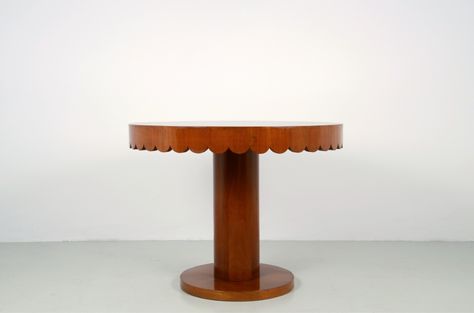 Paolo Buffa, unique 1940's round table in cherry wood with nice wave motive on top. Round Vintage Table, Round Table Vintage, Vintage Round Table, Kona Grill, Vintage Scandinavian Furniture, Regency Table, Functional Sculpture, Table For 12, Powder Room Small